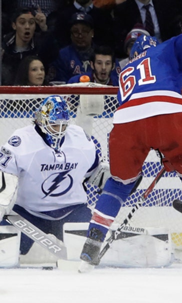 Point's 2nd goal snaps tie in 3rd, Lightning top Rangers 3-2 (Mar 13, 2017)
